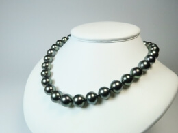 Tahiti-Collier aus glanzvollen barocken Perlen, 11-13 mm