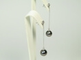 Diamantstecker mit Goldkettchen und Perlen