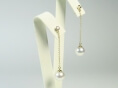 Diamantstecker mit Goldkettchen und Perlen