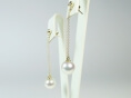 Diamantstecker mit Goldkettchen und Perlen