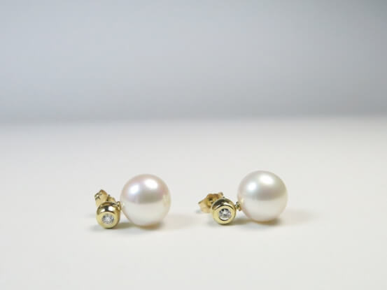 Ohrringe mit Perle und Diamant