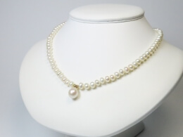 Perlenkette mit Perltropfenanhänger