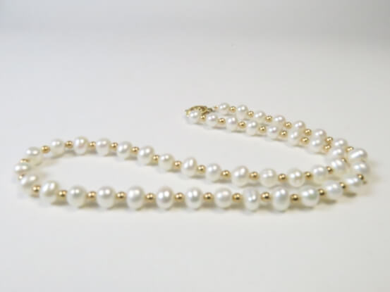 Perlen mit Goldkügelchen