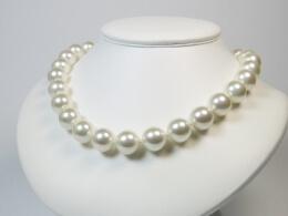 Muschelkernperlen Kette, in weiß, 14 mm