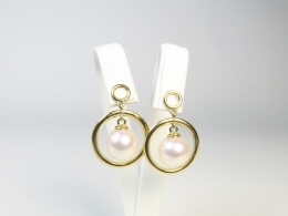 Gelungenes Design für das Ohr aus weißen Perlen und Ringen