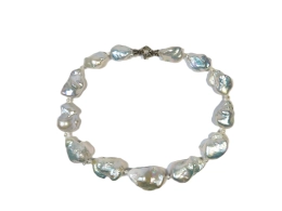 Kette mit großen glanzvollen Barockperlen in weiß