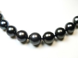 Collier mit dunkelgrauen, runden Tahitiperlen, 11-13,6 mm, AA+