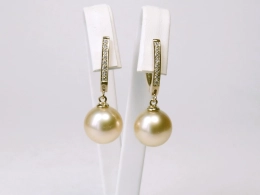 Goldene Südseeperlen  an formschönen Diamant Ohrhängern, AAA