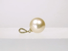Große champagnerfarbene Südseeperle an Diamantanhänger, 13,6mm, AAA