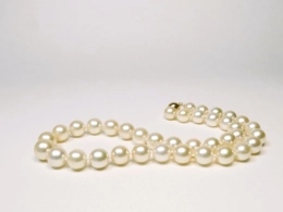 Exklusives Collier mit runden chapagnerfarbenen Südseeperlen, 9,7-12,7mm, AA+