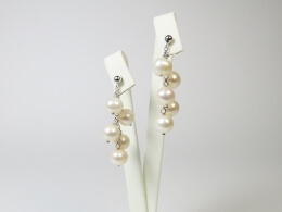 Schöne Ohrstecker mit 5 weißen Perlanhängern