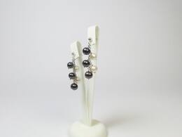 Schöne Ohrstecker mit 5 Perlanhängern in weiß und grau