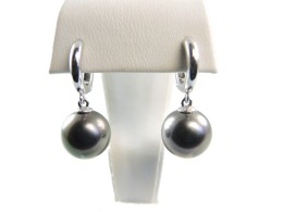 Tahitiperlen höchster Qualität an Goldcreolen,