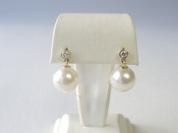 Glanzvolle Ohrringe mit  weißer Südsee Perle und Diamant