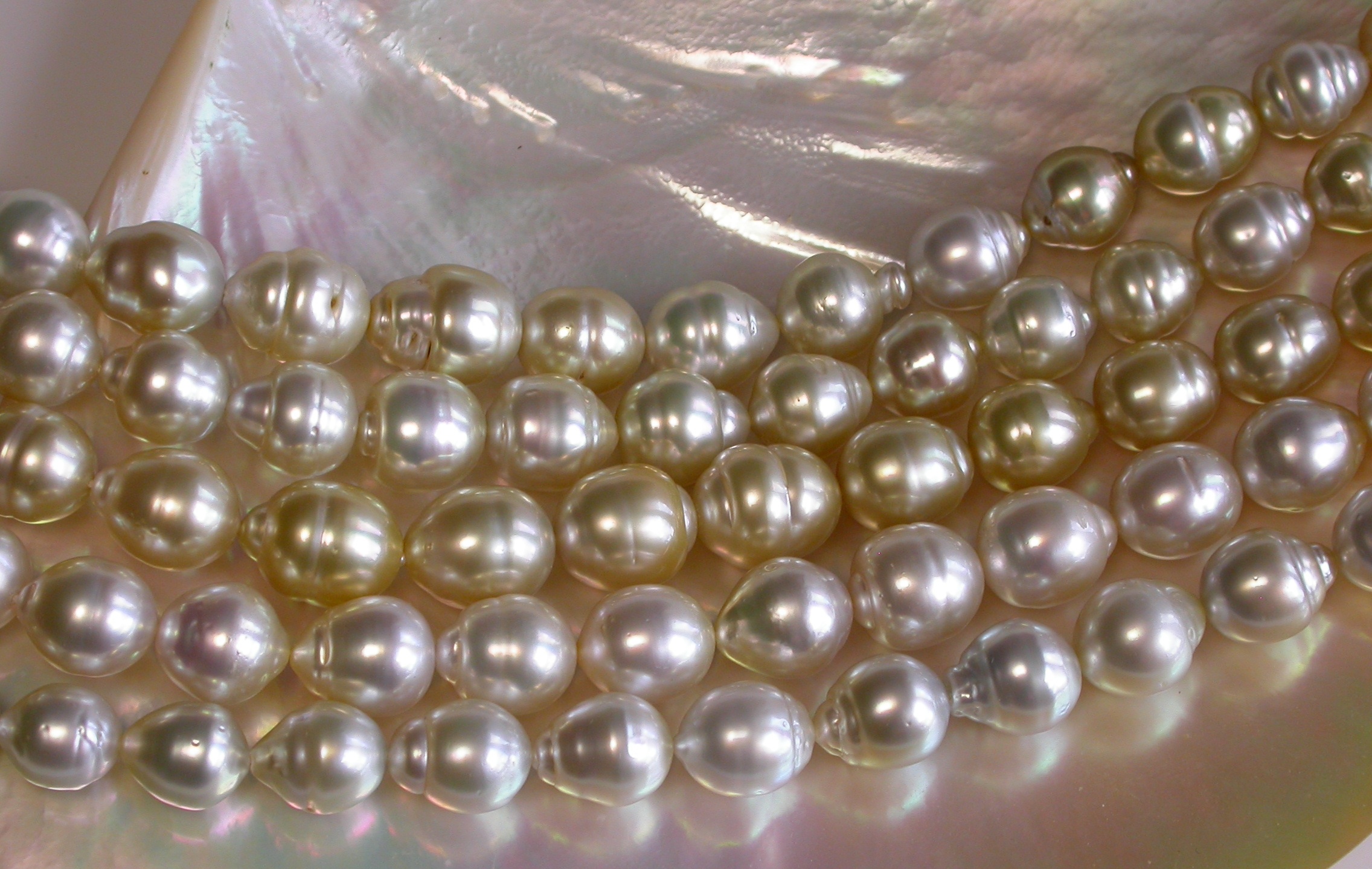 Perlen mit unterschiedlicher Oberflächenbeschaffenheit