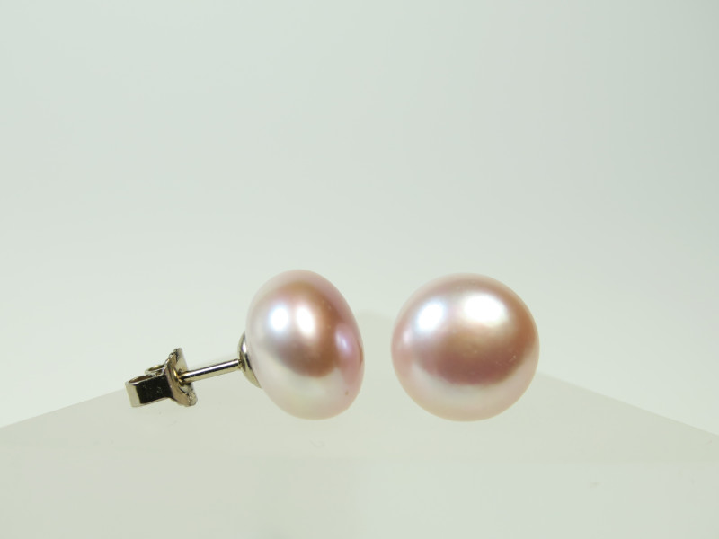 Ein Paar elegante Perlenohrstecker mit weissen boutonfoermigen Perlen, die auf einer Seite leicht abgeflacht sind.