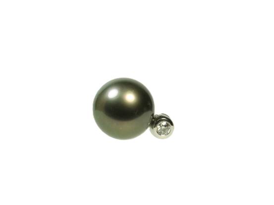 Liegendes Produktfoto des echten Tahiti-Perlenanhängers höchster Qualität, der gefasste Diamant ist auf der rechten Bildseite platziert