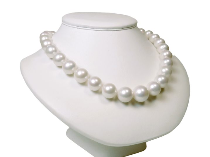 Prachtvolles weißes Edison-Perlencollier mit monumentalen 13-16 mm Perlen auf einer Büste von schräg links.