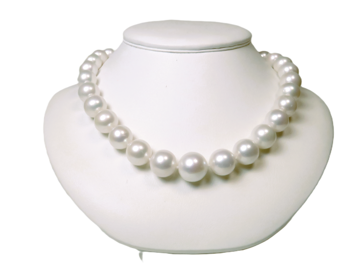 Majestätisches weißes Mingperlencollier in AAA-Qualität auf einer Schmuckbüste in der Frontansicht präsentiert
