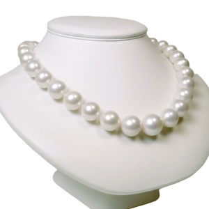 Prachtvolles weißes Edison-Perlencollier mit monumentalen 13-16 mm Perlen auf einer Büste von schräg links.