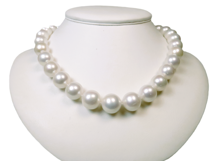 Majestätisches weißes Mingperlencollier in AAA-Qualität auf einer Schmuckbüste in der Frontansicht präsentiert.