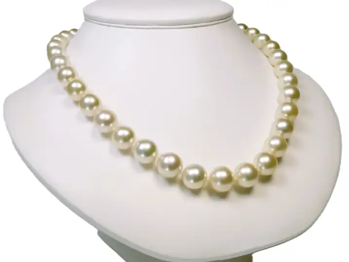 Echtes Südseeperlen-Collier im zarten Creme-Champagnerton in AA+ Qualität, dargestellt auf einer Schmuck-Präsentationsbuste von links.