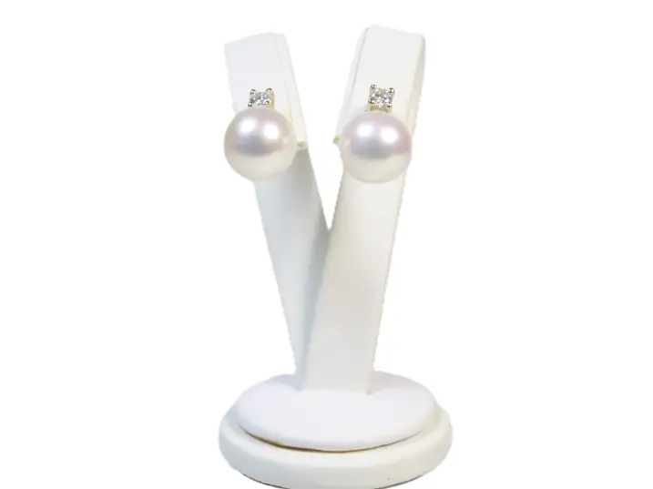 Elegante Perlenohrstecker mit runden weißen Perlen und funkelndem Diamanten