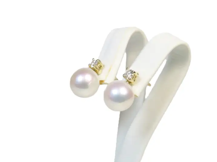 Elegante Perlenohrstecker aus Gelbgold mit echten weißen Perlen und funkelnden Brillanten